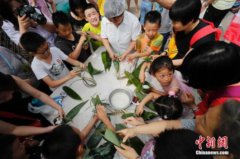 澳门太阳城注册：游客参与包粽子活动